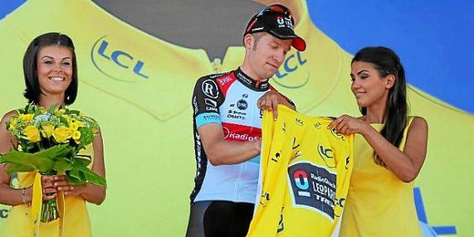 Bakelants se viste de amarillo en el podio de la segunda etapa. Bakelants se viste de amarillo en el podio de la segunda etapa.