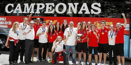 La selección española de baloncesto celebra el Europeo conseguido en Francia. La selección española de baloncesto celebra el Europeo conseguido en Francia.