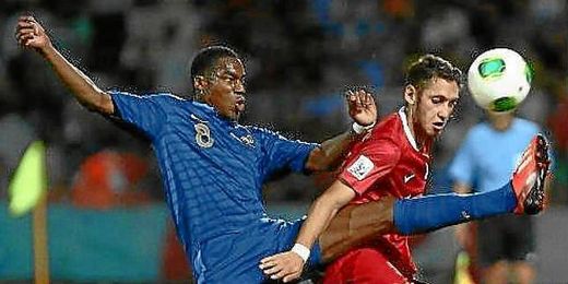 Kondogbia pugna por el balón con un rival turco. Kondogbia pugna por el balón con un rival turco.