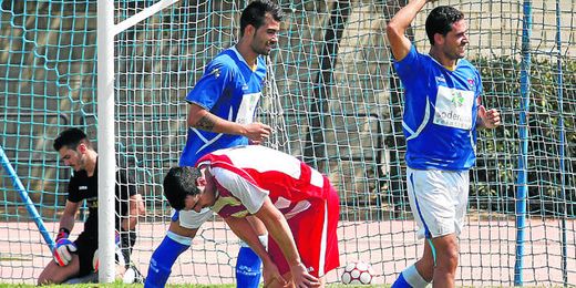 Álvaro Pérez (derecha) celebra un gol conseguido esta temporada con el San José; a su izquierda, Manu Cruzado. Álvaro Pérez (derecha) celebra un gol conseguido esta temporada con el San José; a su izquierda, Manu Cruzado.