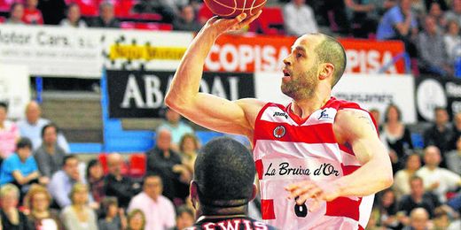 El escolta Troy DeVries intenta una canasta ante Lewis, del Murcia. El escolta Troy DeVries intenta una canasta ante Lewis, del Murcia.