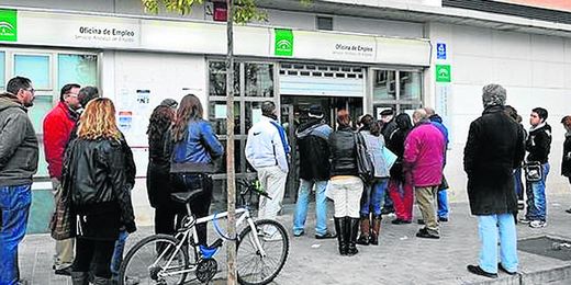 Leve descenso del número de personas desempleadas, de las cuales las mujeres constituyen el 53´89 por ciento. Leve descenso del número de personas desempleadas, de las cuales las mujeres constituyen el 53´89 por ciento.