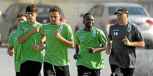 Vilarchao, Matilla y Cedrick junto a Pepe Mel en su primer entrenamiento. Vilarchao, Matilla y Cedrick junto a Pepe Mel en su primer entrenamiento.
