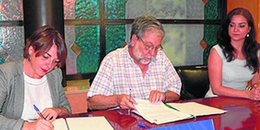 La consejera de Fomento y Vivienda, Elena Cortés, y el alcalde de Dos Hermanas, Francisco Toscano La consejera de Fomento y Vivienda, Elena Cortés, y el alcalde de Dos Hermanas, Francisco Toscano