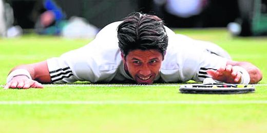 El tenista Fernando Verdasco, tumbado en la pista central del All England Club El tenista Fernando Verdasco, tumbado en la pista central del All England Club