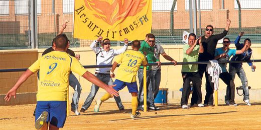 La comunión de los futbolistas rocieros con el público del Adame Bruña es total, como se puede ver en la imagen. La comunión de los futbolistas rocieros con el público del Adame Bruña es total, como se puede ver en la imagen.