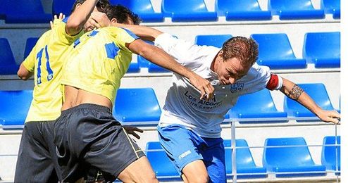 El capitán alcalareño Gonzalo durante un lance de un choque de Liga El capitán alcalareño Gonzalo durante un lance de un choque de Liga