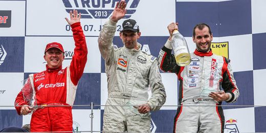 El piloto de CEPSA en el podio El piloto de CEPSA en el podio