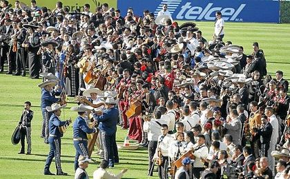 Imagen del Record Guiness de mariachis en el Rose Bowl. Imagen del Record Guiness de mariachis en el Rose Bowl.