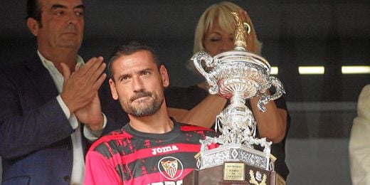 En la imagen, Palop representa al Sevilla en la entrega de trofeos de su último Carranza. En la imagen, Palop representa al Sevilla en la entrega de trofeos de su último Carranza.