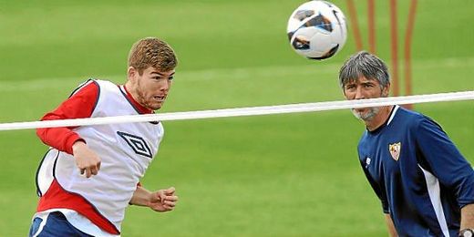 Alberto Moreno en un entrenamiento con el Sevilla. Alberto Moreno en un entrenamiento con el Sevilla.