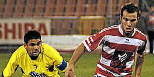Cervera ha pasado, entre otros equipos, por el Granada. Cervera ha pasado, entre otros equipos, por el Granada.