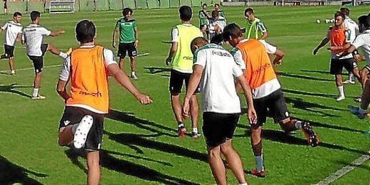 El Betis B durante su primer entrenamiento del año. El Betis B durante su primer entrenamiento del año.