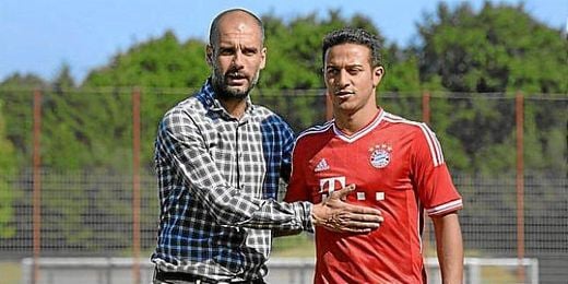 Thiago junto a Guardiola. Thiago junto a Guardiola.