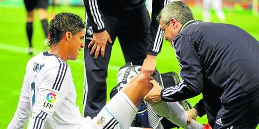 Varane en el momento de su lesión en Cornellá-El Prat. Varane en el momento de su lesión en Cornellá-El Prat.