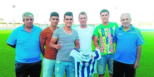 Juanlu, Álex, Pesca y Selu, por este orden de izquierda a derecha, posan con Manuel Ramos y Marcelo Domínguez. Juanlu, Álex, Pesca y Selu, por este orden de izquierda a derecha, posan con Manuel Ramos y Marcelo Domínguez.
