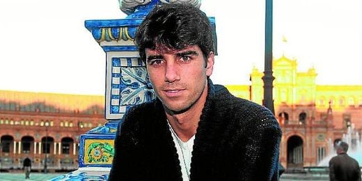 Manuel Luis Lebrón, ex del Johor malayo y del Alcalá, posa para ESTADIO en la plaza de España. Manuel Luis Lebrón, ex del Johor malayo y del Alcalá, posa para ESTADIO en la plaza de España.