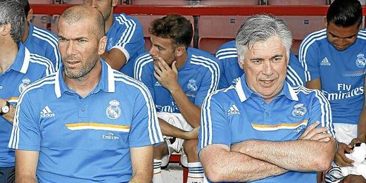 Ancelotti y Zidane durante el partido contra el Bournemouth Ancelotti y Zidane durante el partido contra el Bournemouth
