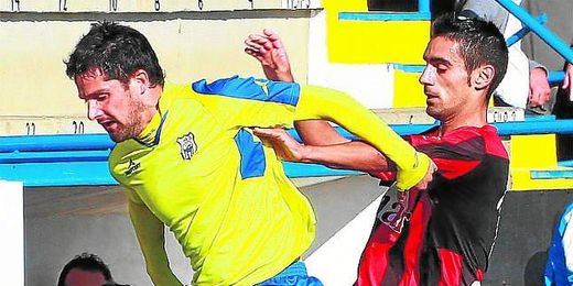 Aurelio, que defenderá la elástica amarilla un año más, pugna el esférico con el medio rojinegro Jesús Mari. Aurelio, que defenderá la elástica amarilla un año más, pugna el esférico con el medio rojinegro Jesús Mari.