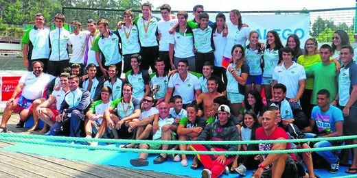 El Club Náutico Sevilla posa con el trofeo de campeón de España El Club Náutico Sevilla posa con el trofeo de campeón de España