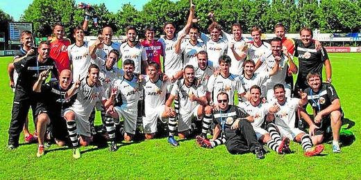 Ramón, de pie y segundo por la izquierda, posa con el resto de la selección AFE que se alzó con el campeonato. Ramón, de pie y segundo por la izquierda, posa con el resto de la selección AFE que se alzó con el campeonato.