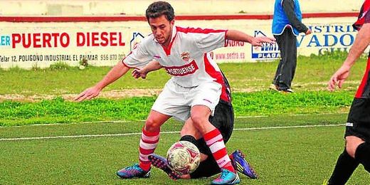 En la imagen, Alberto Fernández, nuevo jugador del Mairena, en un lance del Racing Portuense-Cabecense. En la imagen, Alberto Fernández, nuevo jugador del Mairena, en un lance del Racing Portuense-Cabecense.