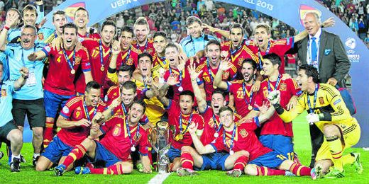 La selección española sub 21 posa con el trofeo de Campeón de Europa recientemente conseguido. La selección española sub 21 posa con el trofeo de Campeón de Europa recientemente conseguido.