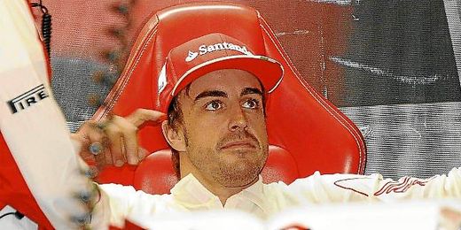 Fernando Alonso, en su box de Ferrari en el G.P. de Hungría. Fernando Alonso, en su box de Ferrari en el G.P. de Hungría.