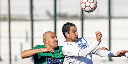 El coronileño Lolo Hernández salta junto a otro Lolo, el del Castilleja. El coronileño Lolo Hernández salta junto a otro Lolo, el del Castilleja.