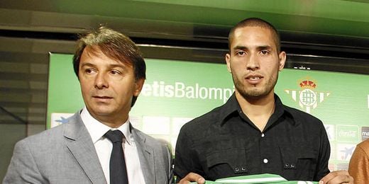 El uruguayo Braian Rodríguez junto al director deportivo bético, Vlada Stosic, el día de su presentación. El uruguayo Braian Rodríguez junto al director deportivo bético, Vlada Stosic, el día de su presentación.