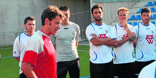 Jesús Galván, míster panadero, se dirige a sus hombres durante uno de los primeros entrenamientos del Alcalá. Jesús Galván, míster panadero, se dirige a sus hombres durante uno de los primeros entrenamientos del Alcalá.