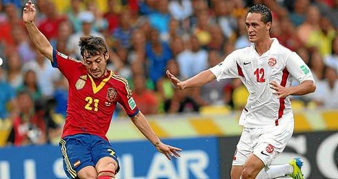 Un futbolista tahitiano intenta detener a David Silva Un futbolista tahitiano intenta detener a David Silva