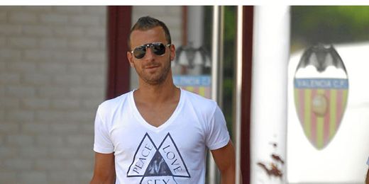 Roberto Soldado tras pasar las pruebas médicas del Valencia. Roberto Soldado tras pasar las pruebas médicas del Valencia.
