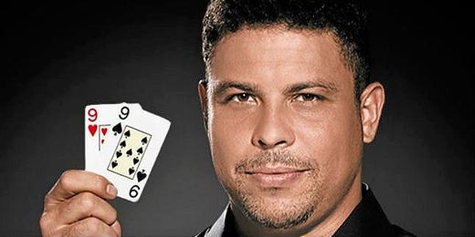 Ronaldo se une a la moda de Jugar al poker por Internet. Ronaldo se une a la moda de Jugar al poker por Internet.