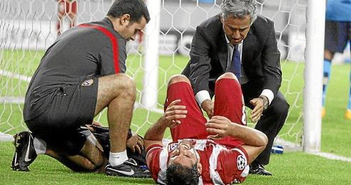 Raul García siendo atendido por los médicos del club. Raul García siendo atendido por los médicos del club.
