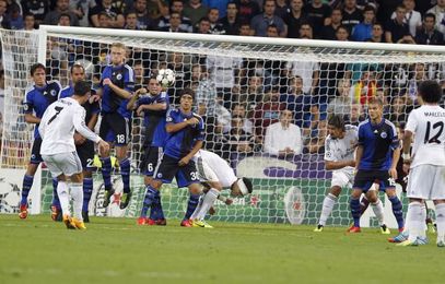 Cristiano Ronaldo lanza una falta en el Madrid-Copenhague. Cristiano Ronaldo lanza una falta en el Madrid-Copenhague.