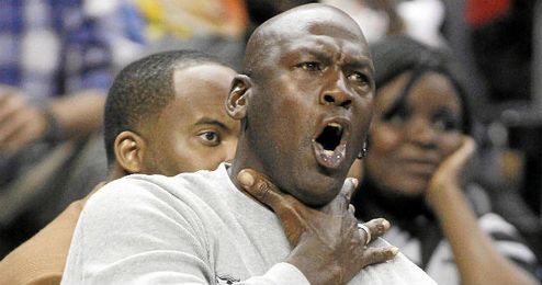 Jordan se remueve en su asiento al ver un partido de NBA. Jordan se remueve en su asiento al ver un partido de NBA.