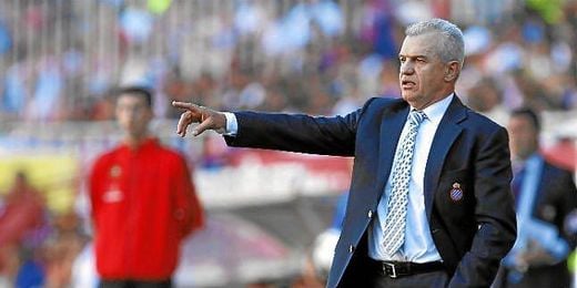 Javier Aguirre dirigiendo a los jugadores del Espayol. Javier Aguirre dirigiendo a los jugadores del Espayol.