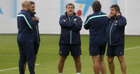 Tata Martino (centro) con sus ayudantes durante un entrenamiento. Tata Martino (centro) con sus ayudantes durante un entrenamiento.