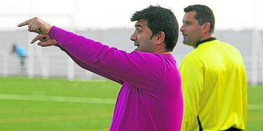 José Santizo dando instrucciones a sus futbolistas. José Santizo dando instrucciones a sus futbolistas.