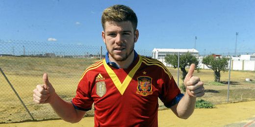 Alberto Moreno posa con la camiseta de la selección española. Alberto Moreno posa con la camiseta de la selección española.
