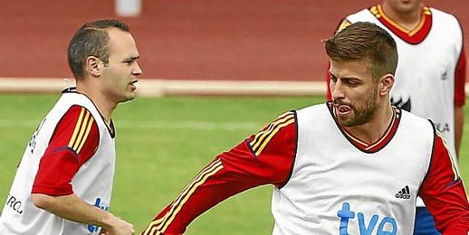 Iniesta y Piqué en un entrenamiento de la selección española. Iniesta y Piqué en un entrenamiento de la selección española.