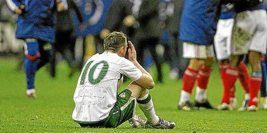 Keane abatido tras caer ante Francia en la repesca para el pasado Mundial 2010. Keane abatido tras caer ante Francia en la repesca para el pasado Mundial 2010.