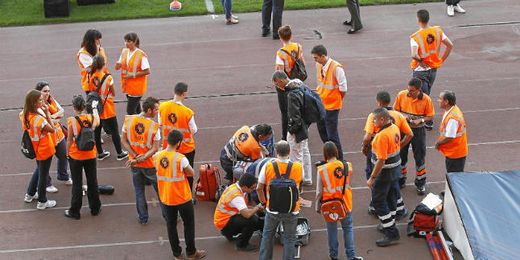Imagen de los servicios médicos atendiendo a uno de los heridos. Imagen de los servicios médicos atendiendo a uno de los heridos.