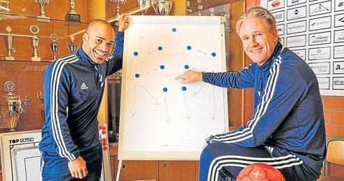 Odonkor posa con Andreas Golombek, el entrenador que le está ayudando. Odonkor posa con Andreas Golombek, el entrenador que le está ayudando.