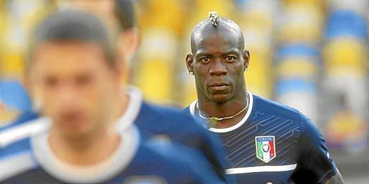 Balotelli jugando con la selección italiana. Balotelli jugando con la selección italiana.