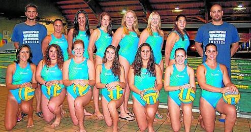 Las jugadoras del Club Waterpolo Dos Hermanas junto a los técnicos Javier Cortés y Álvaro Moreno. Las jugadoras del Club Waterpolo Dos Hermanas junto a los técnicos Javier Cortés y Álvaro Moreno.
