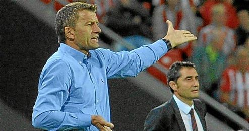 Djukic dando instrucciones a sus jugadores en el Athletic-Valencia. Djukic dando instrucciones a sus jugadores en el Athletic-Valencia.