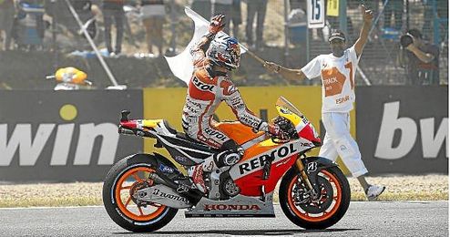 Dani Pedrosa celebra la victoria en el GP de España de MotoGP de este año. Dani Pedrosa celebra la victoria en el GP de España de MotoGP de este año.