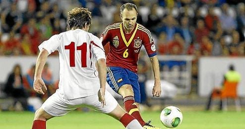Iniesta durante el partido que enfrentó a la Roja con Georgia. Iniesta durante el partido que enfrentó a la Roja con Georgia.